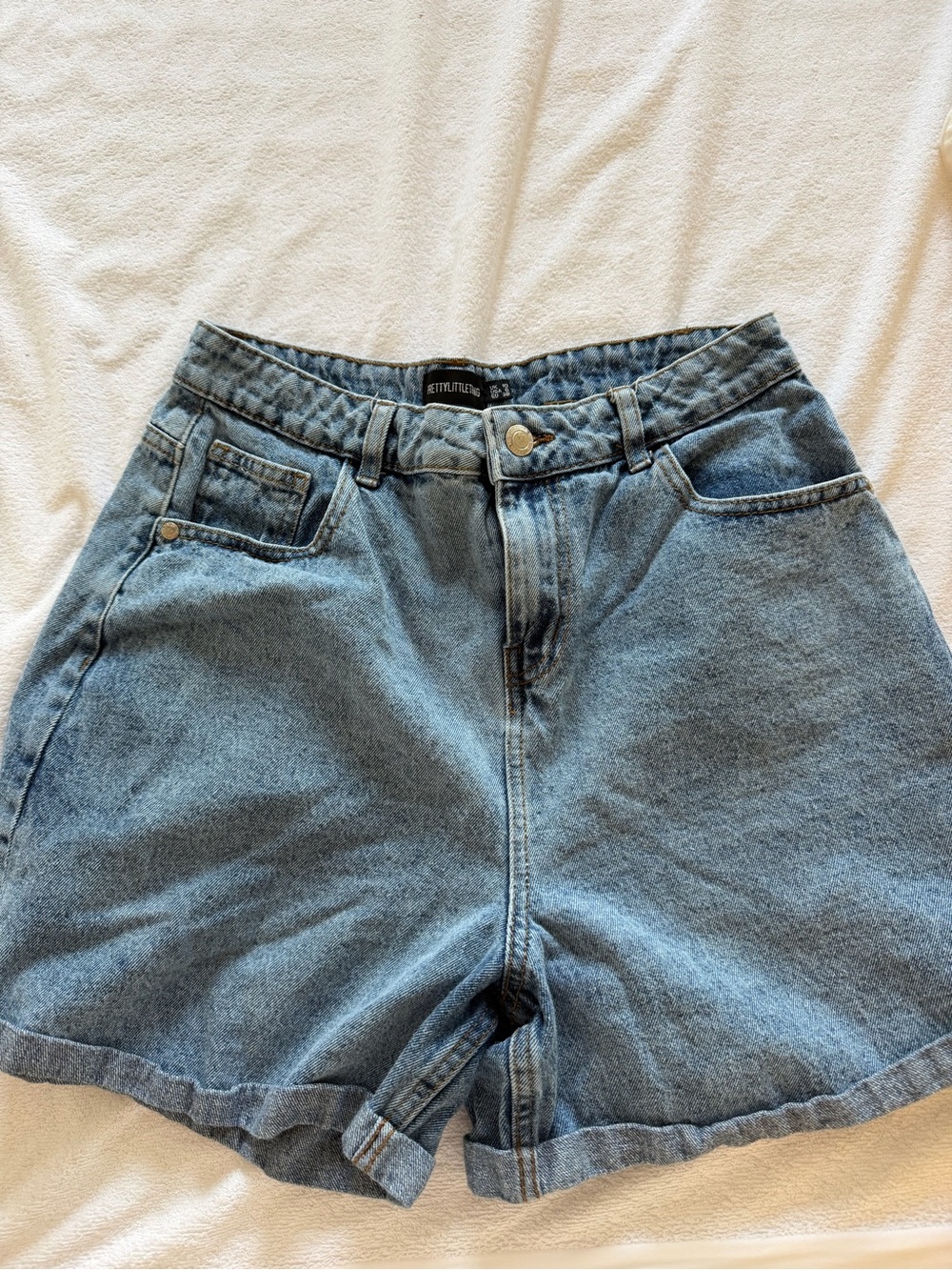 PrettyLittleThing Vintage Wash High-Rise Jean Shorts - Light Blue